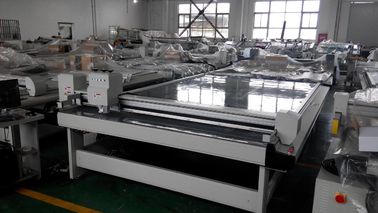 UVdrucker-Flachbettkarton-Kasten, der Maschine, Teppich-Schneidemaschine 1230 Mm/S herstellt