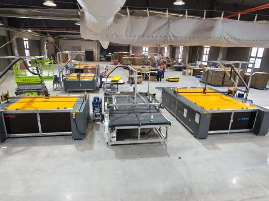 XY Glue Plotter CNC-Klebmaschine mit bis zu vier Bedienern Vielseitige Arbeitsweise und Heizzeit 2 bis 30 Minuten